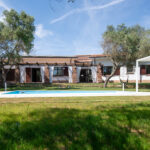 villa con piscina circondata da un grande prato
