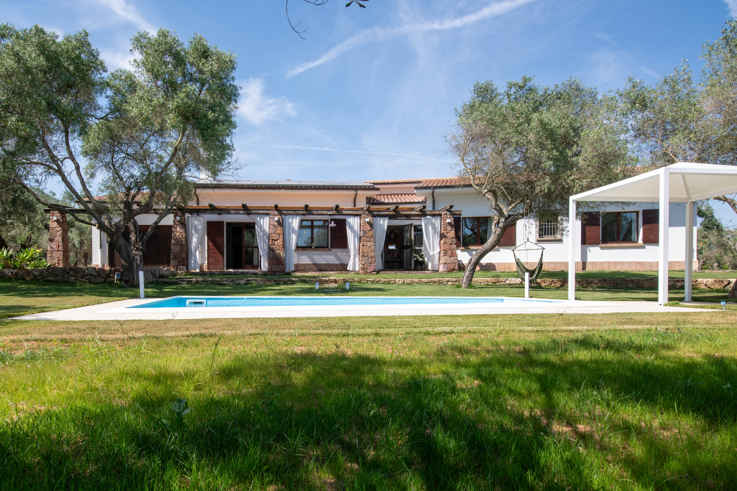 villa con piscina circondata da un grande prato