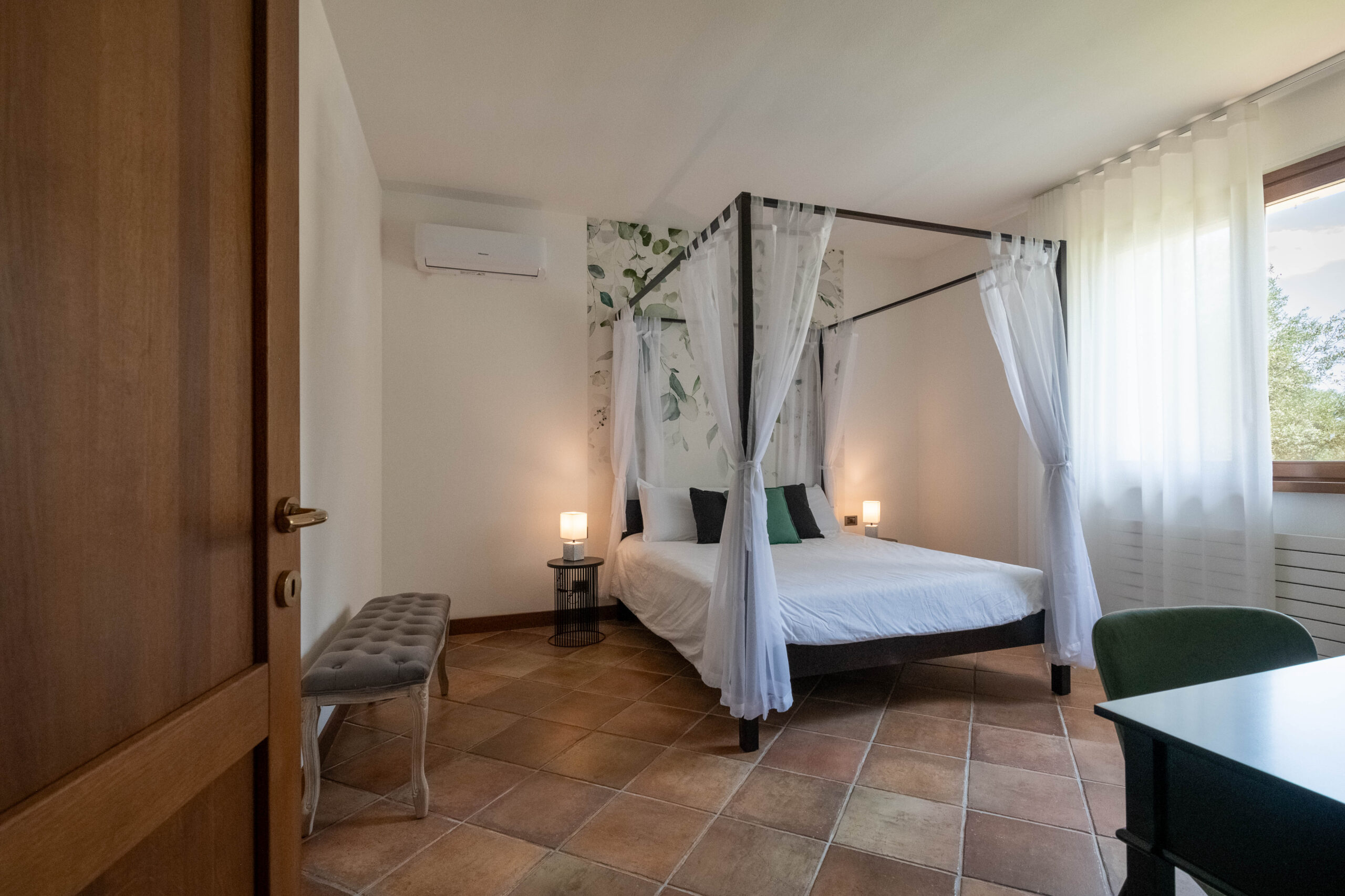 ampia camera con letto a baldacchino