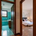 scorcio di bagno turchese e camera da letto